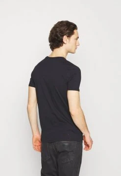 Ellesse HEBBER - T-shirt Imprimé - Black -Ellesse Boutique 0e17fdf92c93410283d53388dd96b443