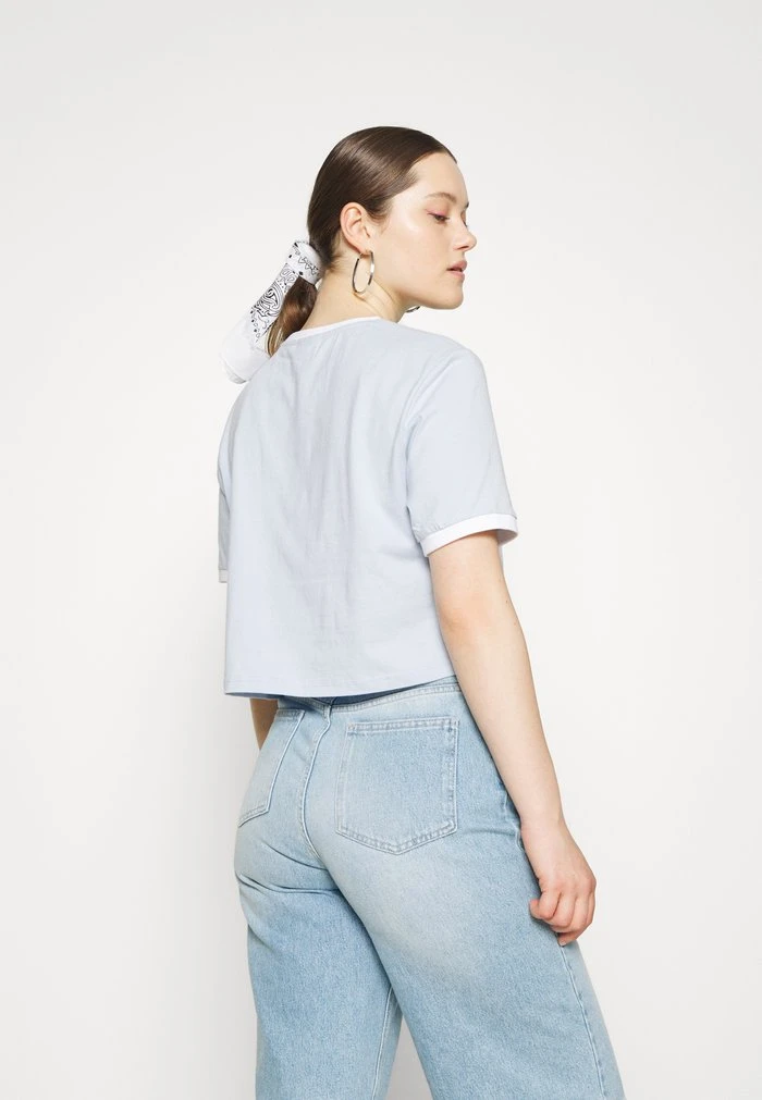Ellesse DERLA CROP - T-shirt Basique - Light Blue 4 Ellesse DERLA CROP - T-shirt Basique - Light Blue – Image 4