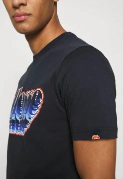 Ellesse MULTIZIO TEE - T-shirt Imprimé - Navy -Ellesse Boutique 9c6a2cca852b445e9b9e7034452a83da
